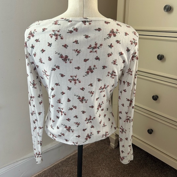 Flirty Floral Top - Picture 3 of 4